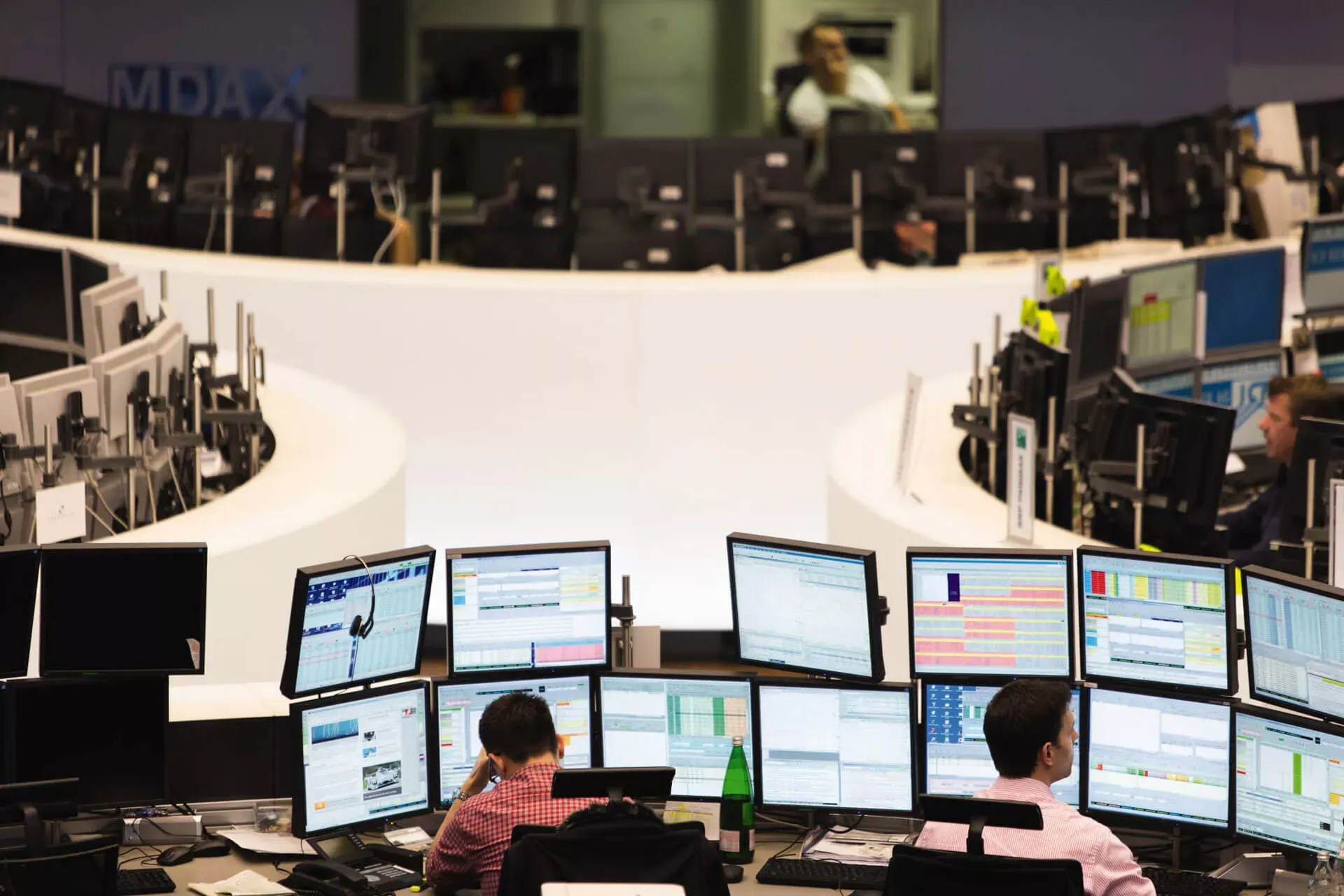 Börse Frankfurt mit zwei Aktien-Brokern vor mehreren Bildschirmen. Börse Frankfurt mit zwei Aktien-Brokern vor mehreren Bildschirmen.