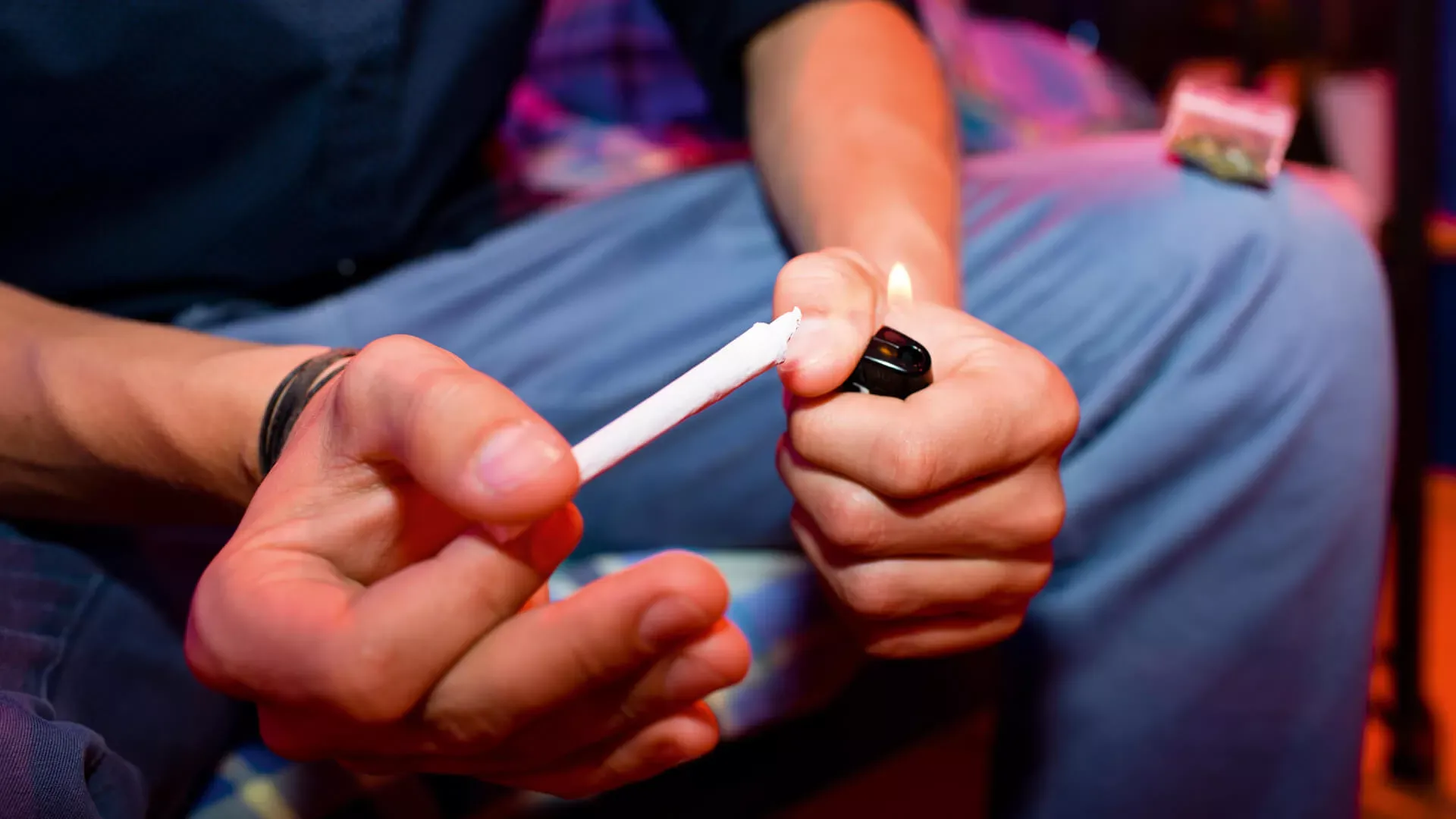 Hände zünden einen Marihuana-Joint an. Bildnachweis: wdv © Szekely.Oana Hände zünden einen Marihuana-Joint an. Bildnachweis: wdv © Szekely.Oana